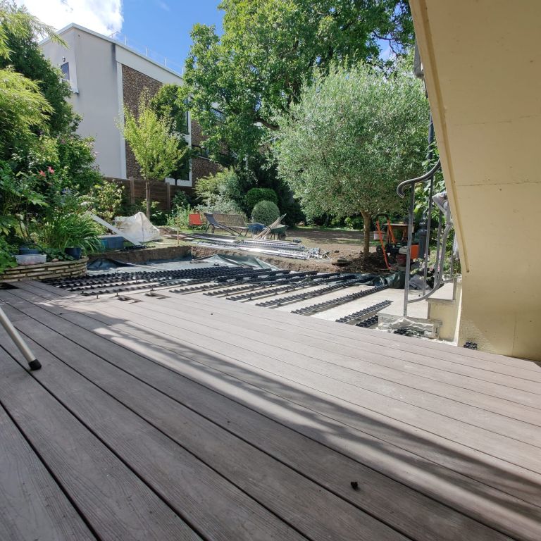 Terrasse Grad en bois composite dans un jardin à Suresnes - Paysagistes Les Jardins du Roy Paris