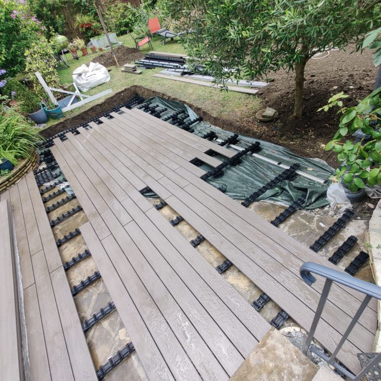 Terrasse Grad en bois composite dans un jardin à Suresnes - Paysagistes Les Jardins du Roy Paris