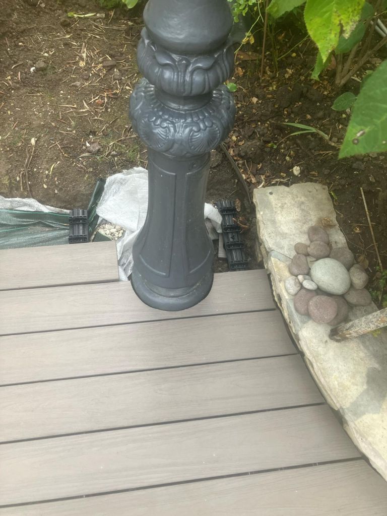 Terrasse Grad en bois composite dans un jardin à Suresnes - Paysagistes Les Jardins du Roy Paris