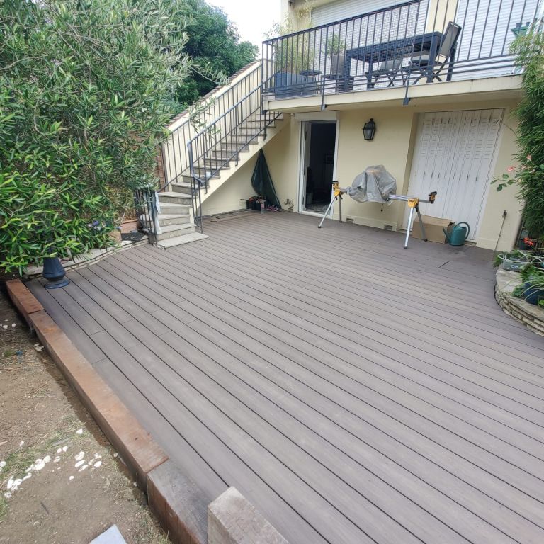 Terrasse Grad en bois composite dans un jardin à Suresnes - Paysagistes Les Jardins du Roy Paris