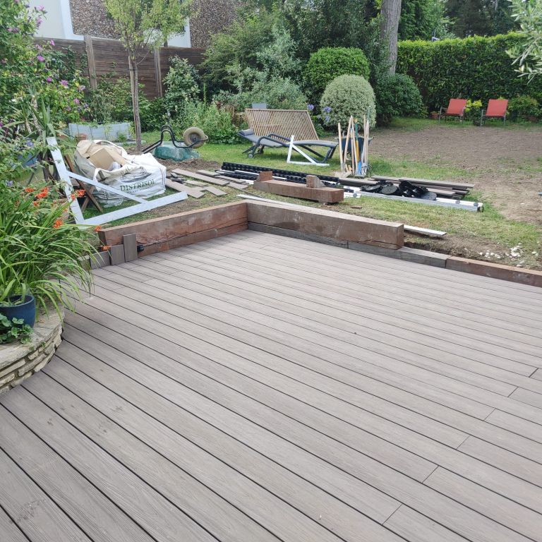 Terrasse Grad en bois composite dans un jardin à Suresnes - Paysagistes Les Jardins du Roy Paris