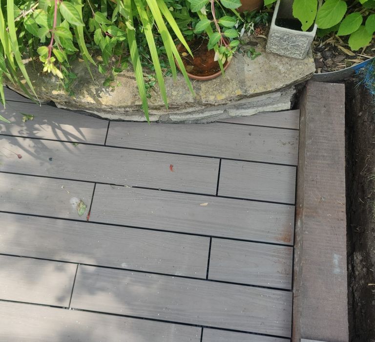 Terrasse Grad en bois composite dans un jardin à Suresnes - Paysagistes Les Jardins du Roy Paris