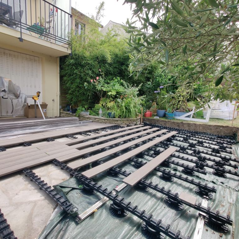 Terrasse Grad en bois composite dans un jardin à Suresnes - Paysagistes Les Jardins du Roy Paris